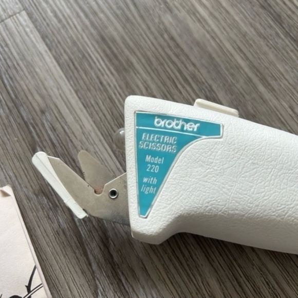 Vintage 1970’s BROTHER electric scissors with light. Excellent condition. - Picture 3 of 4